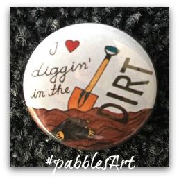 liebevoll von Hand illustrierter Button: I love diggin' in the dirt