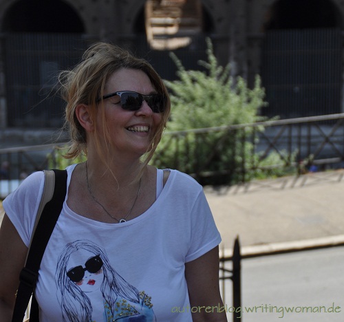 Petra A. Bauer vor dem Colosseum